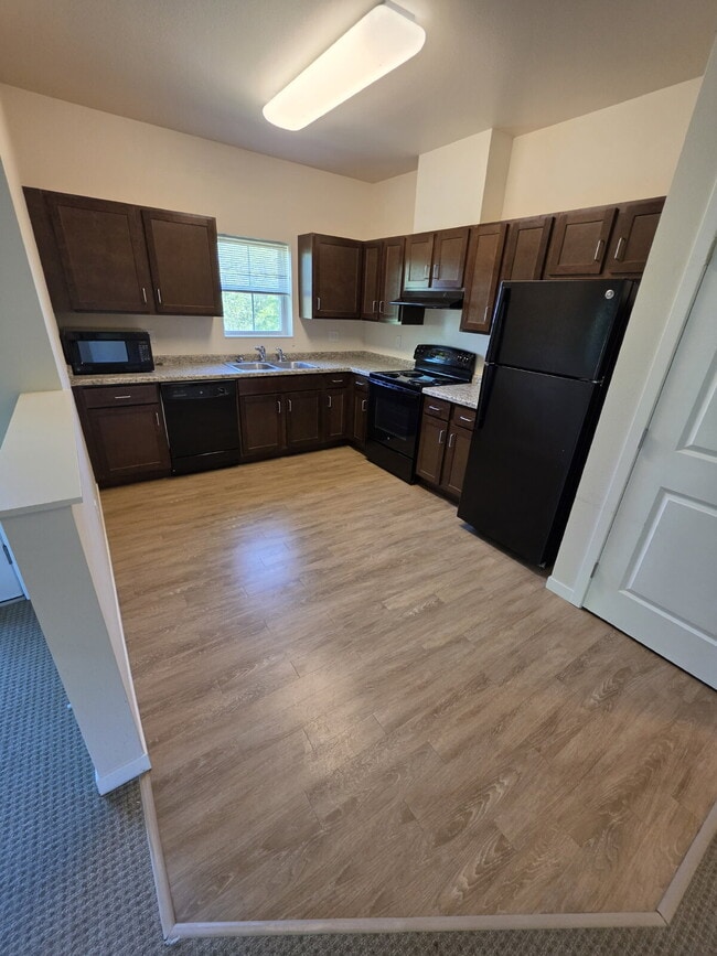 Building Photo - 2 Bedroom | 1 Bathroom 2nd Floor Apartment Available OCTOBER 1ST!