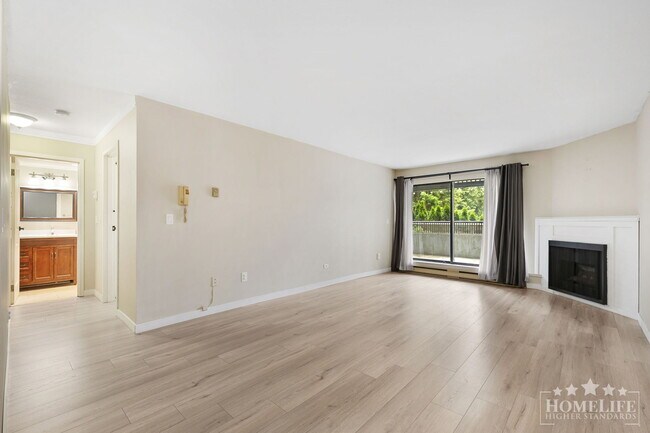 Building Photo - 1 Bed, 1 Bath Condo for Rent in Surrey Central!