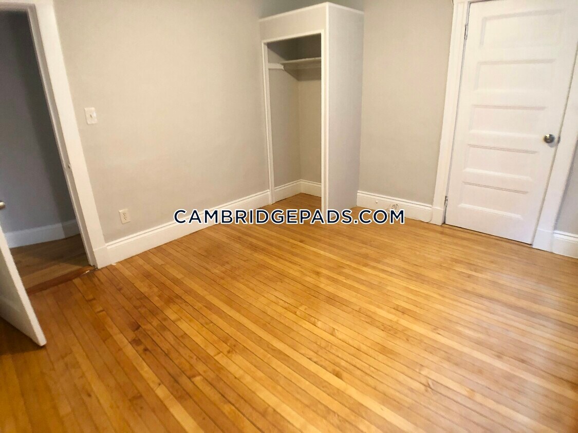 Building Photo - 156 Elm St