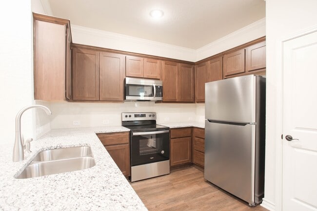 Building Photo - 10206 Lynwood Vlg