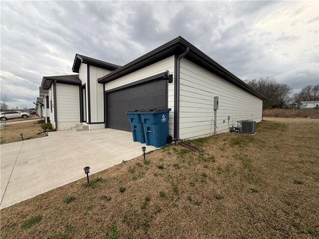 Building Photo - 207 NW Pinwheel St