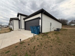 Building Photo - 207 NW Pinwheel St