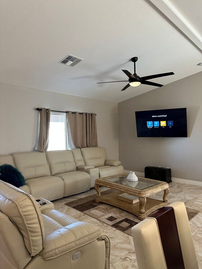Building Photo - Winter Furnished Pool Home - Available Sep...