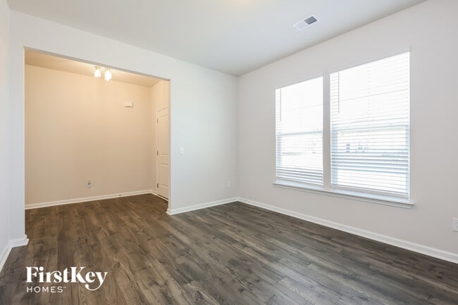 Building Photo - 582 Hillpark Ln