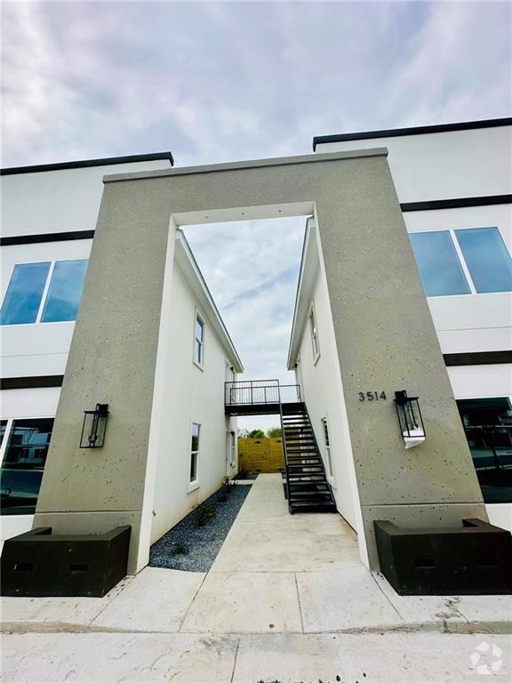 Building Photo - 3517 S Dominique Dr