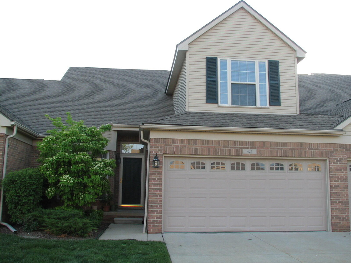 Primary Photo - 425 Carson Dr