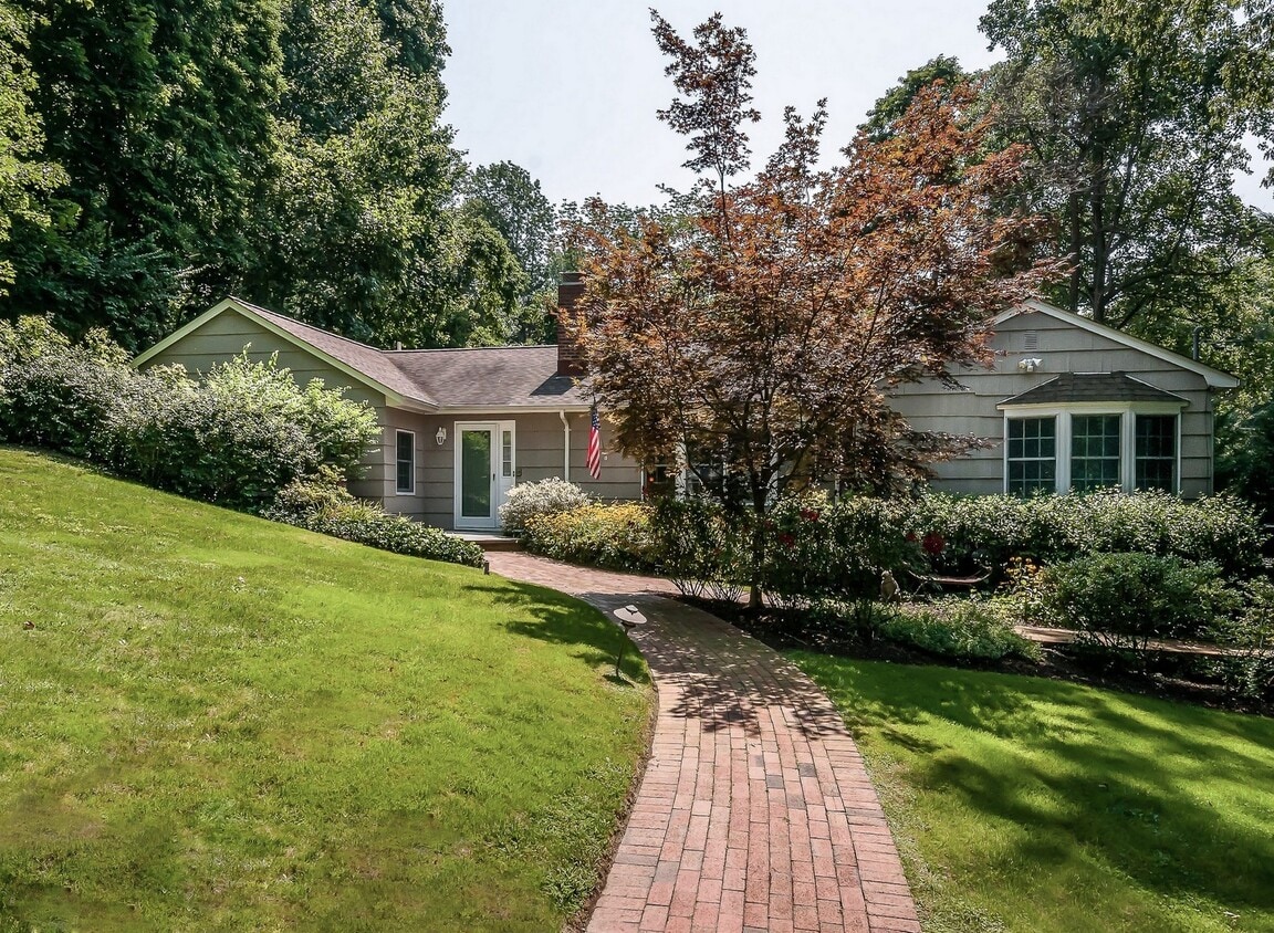 Primary Photo - 1 Hickory Hill
