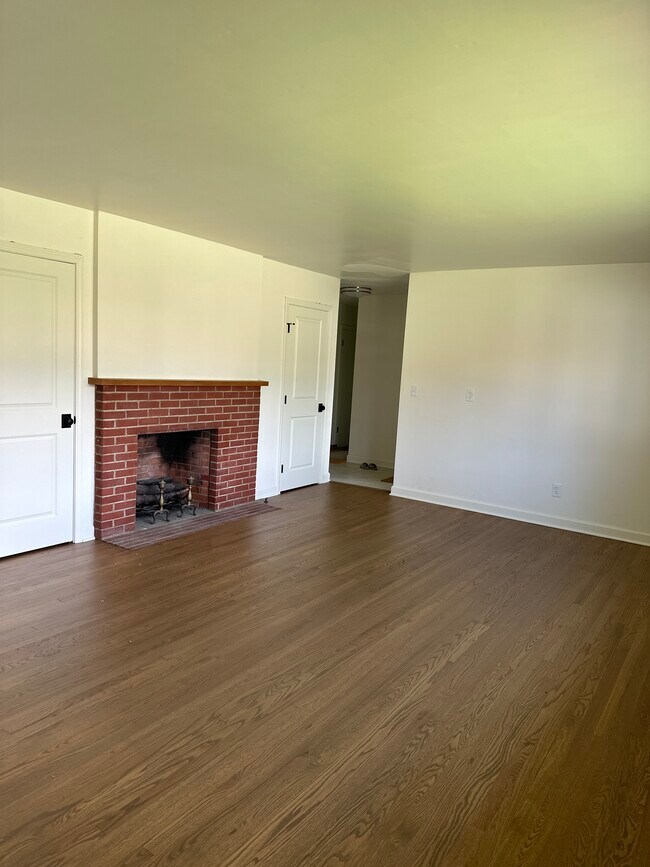 Living Room w Fireplace - 6728 Schreiner St E