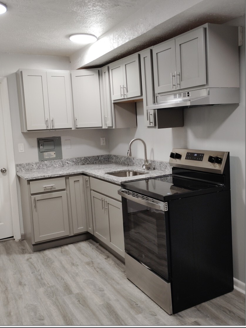 96th Street Apartments – photo 1