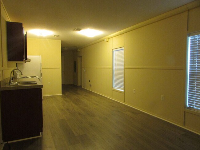 Building Photo - Single wide trailer on block foundation - ...