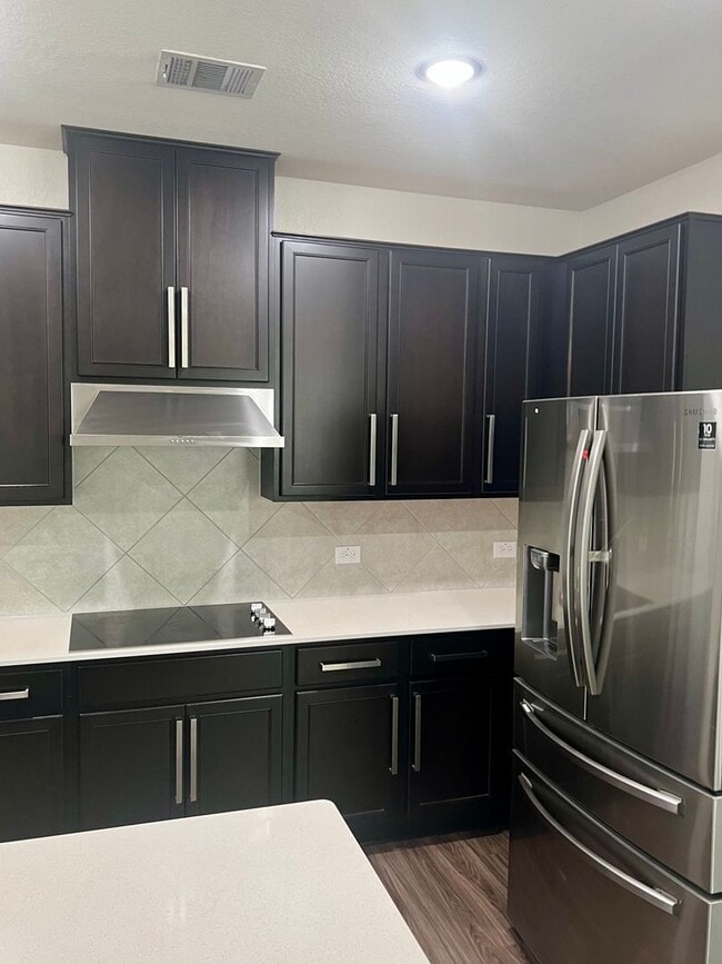 Foto del edificio - Large 5 Bedroom Home on Corner Lot