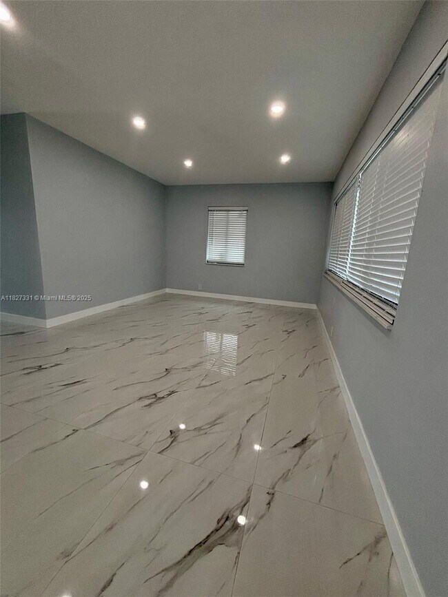 Foto del edificio - 16440 NE 10th Ave