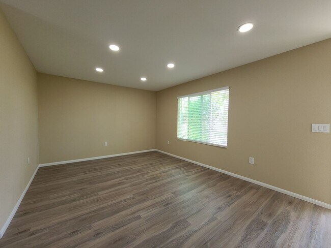 Building Photo - Recently remodeled Townhome in Private Com...
