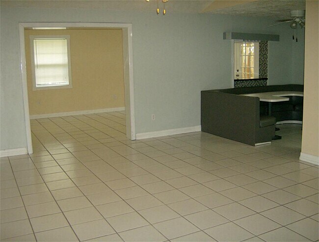 Foto del edificio - 5815 Farwell Dr