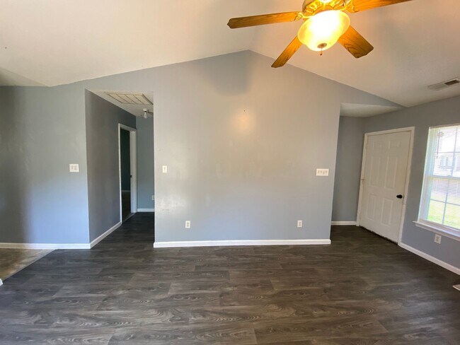 Foto del edificio - Affordable Duplex Off Of Piney Green