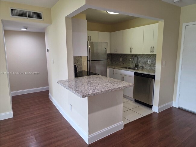 Building Photo - 13716 SW 90th Ave