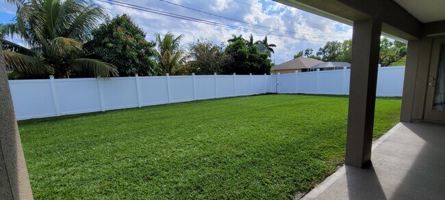 Building Photo - 2802 SE Buccaneer Cir