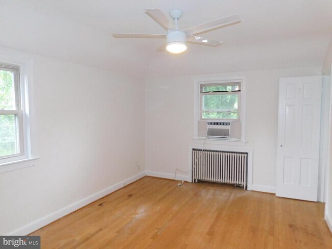 Foto del edificio - 9401 Woodland Dr