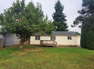 Building Photo - 461 Lone Oak Ave