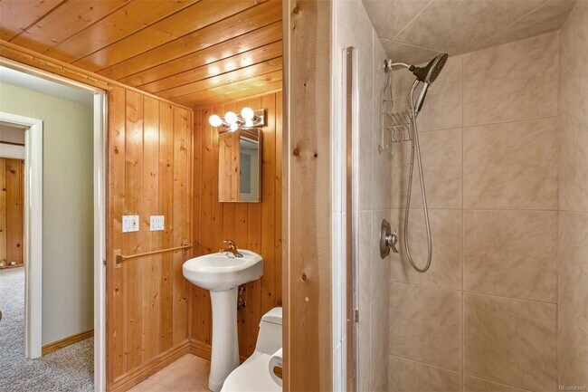 Baño de la planta baja - 7875 W 23rd Ave