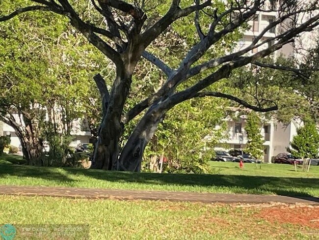 Foto del edificio - 605 Oaks Dr