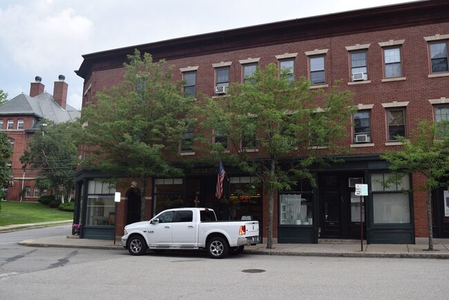 Building Photo - 287 Elliot St