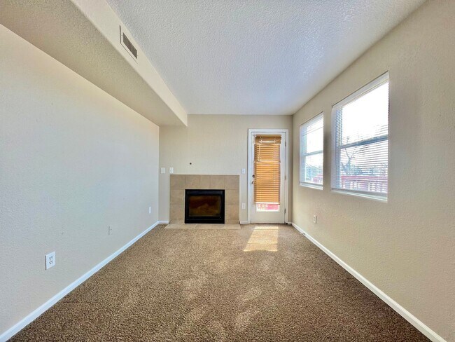 Foto del edificio - 2 Bed Apartment in the Sable Cove Condominiums Community!