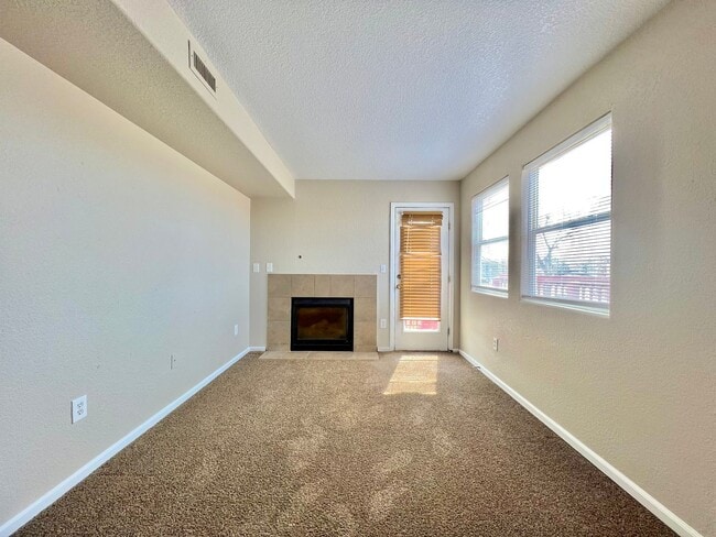 Building Photo - 2 Bed Apartment in the Sable Cove Condominiums Community!
