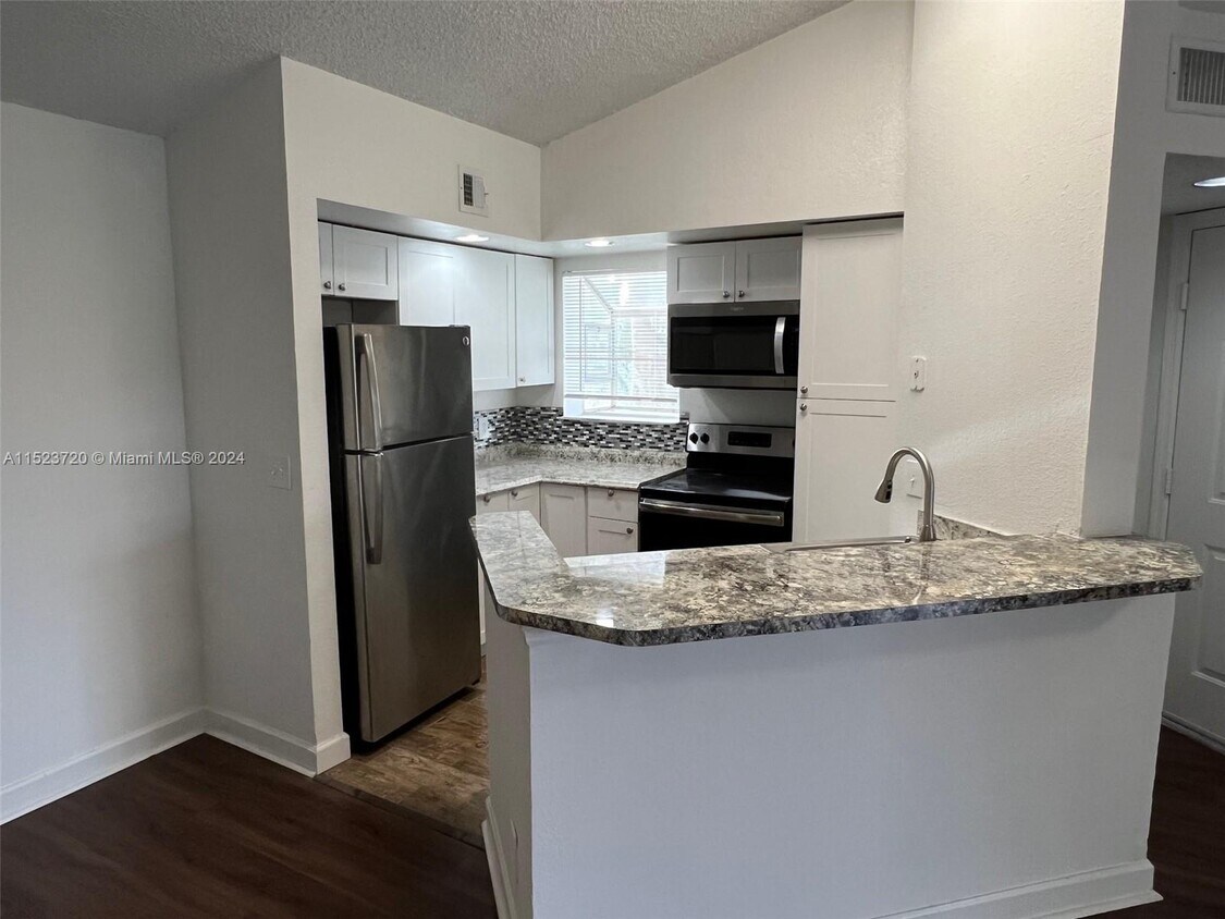 Foto principal - 3380 Pinewalk Dr N