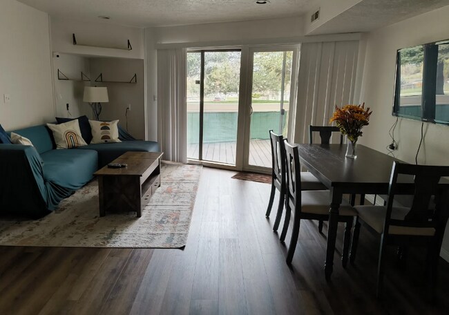 Building Photo - 2 Bedroom/1.5 Bathroom unit in Magna!