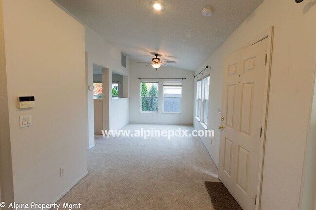 Foto del edificio - 6134 NE Copper Beech Dr