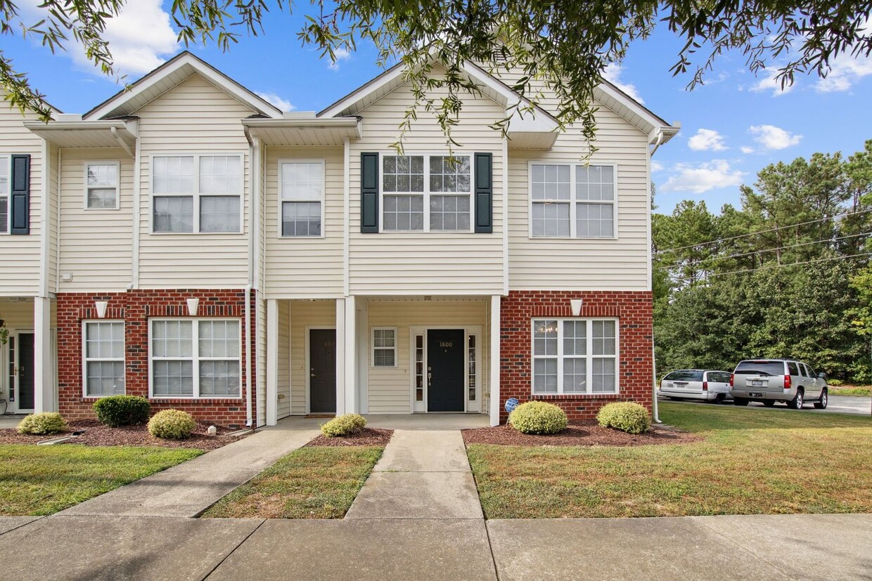 Foto principal - 3 Bedroom Townhome in Raleigh