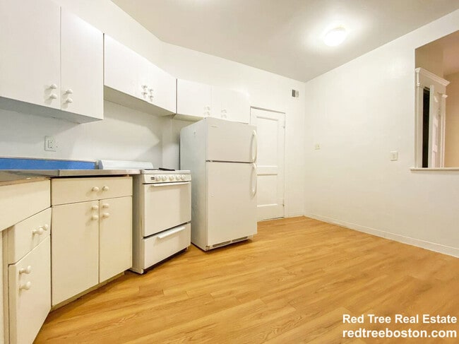 Building Photo - 1589 Beacon St