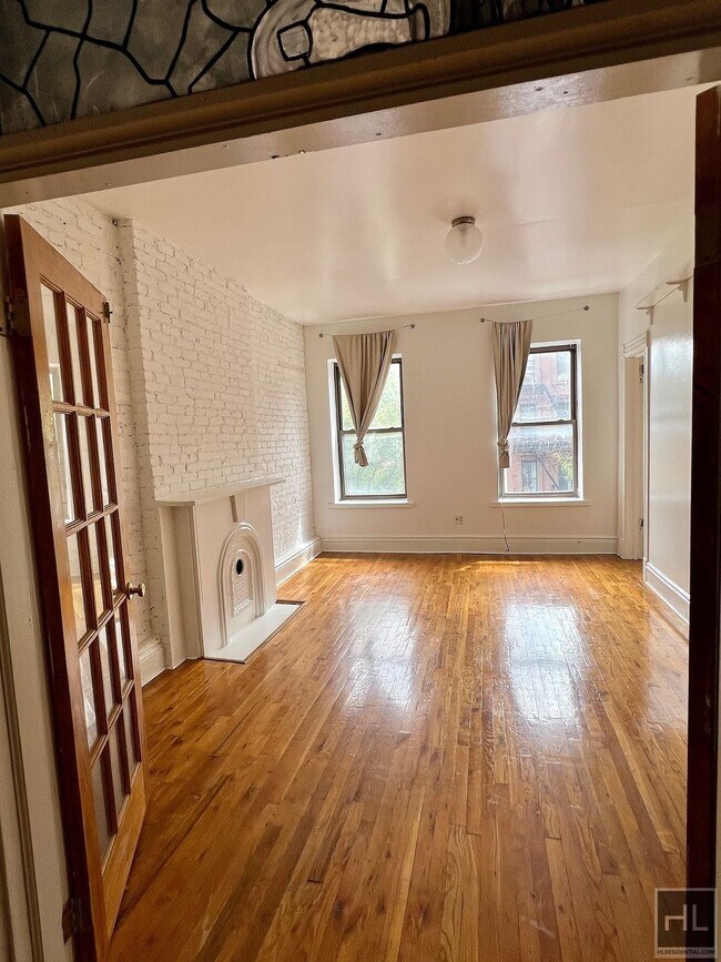 Foto del edificio - 4BR 1BA Turn Of The Century Floor Through Fulton St. Shophouse Brownstone w/ Bonus Room
