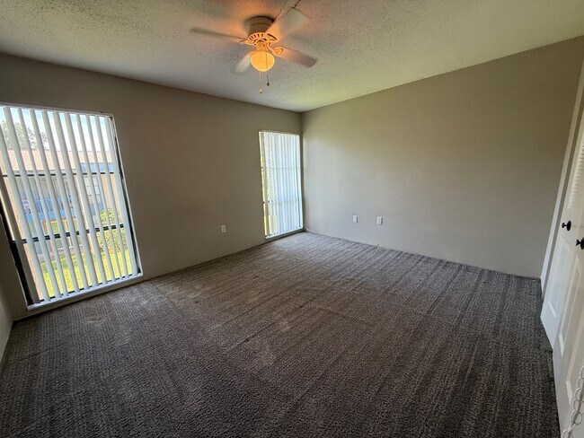 Foto del edificio - * MOVE IN SPECIAL * 1/2 OFF 2ND MONTH'S RENT!! Spacious 876 SF Unit - 2 bd / 1 ba near UF - Brand...