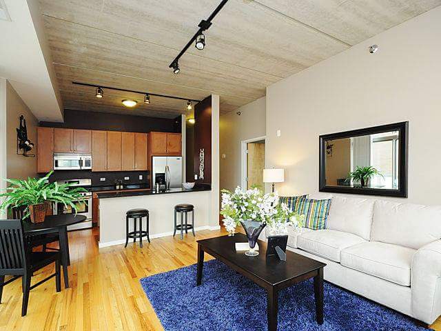 Granito, acero inoxidable, pisos de madera - 630 N Franklin St