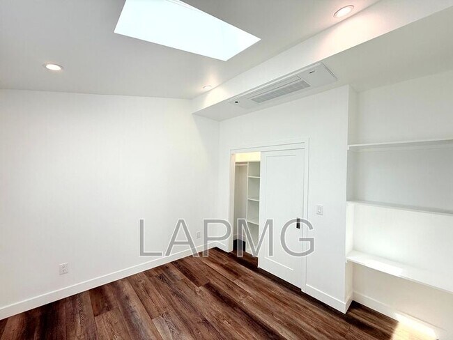 Foto del edificio - 10837 Fellows Ave