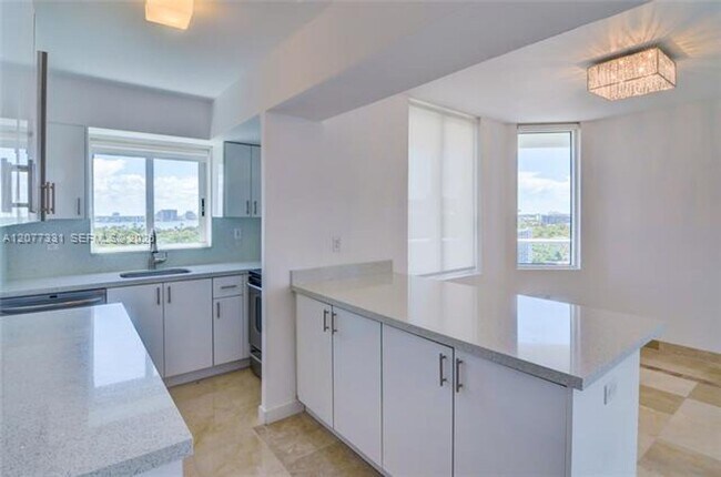 Foto del edificio - 5900 Collins Ave