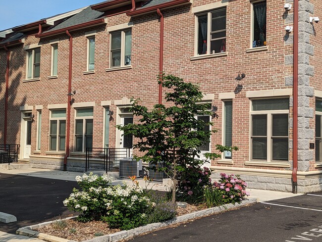 Townhome Exterior - 225 W Pastorius St