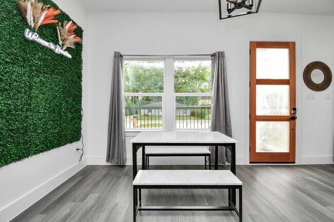 Foto del edificio - 4909 Higgins St