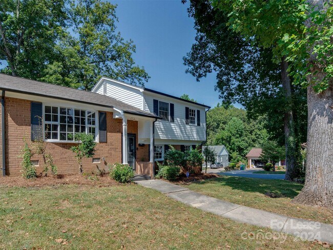 Building Photo - 1400 Standish Pl