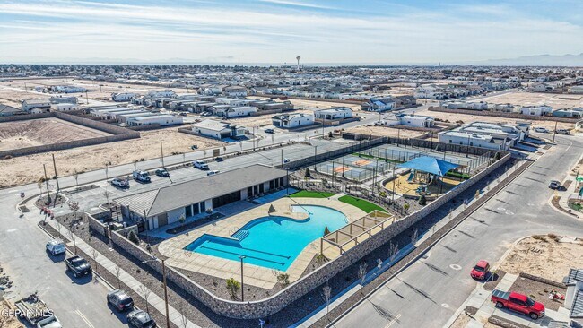 Building Photo - 13957 Paseo Honor Ct