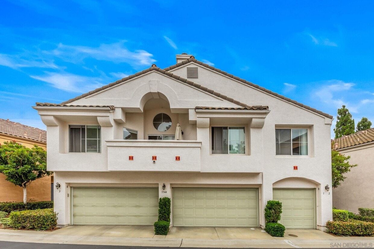 Foto principal - 5544 Renaissance Ave