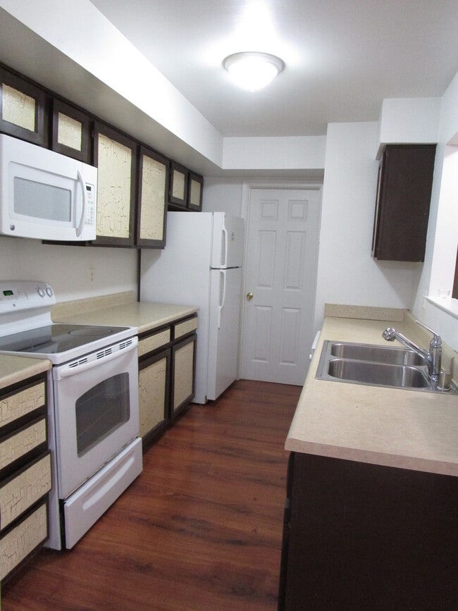 Building Photo - Updated 2 BR/2 BA Lower Level Condo in Germantown!