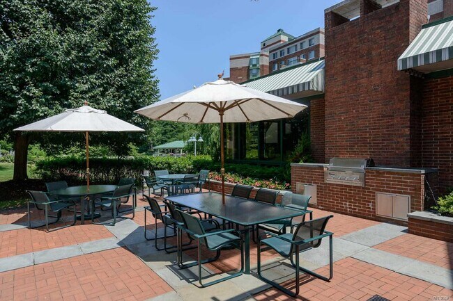 Foto del edificio - 111 Cherry Valley Ave