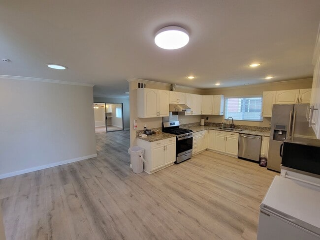 Building Photo - Rare 4 Bed, 2 Bath House