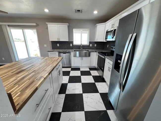 Building Photo - 4552 N Loring Rd