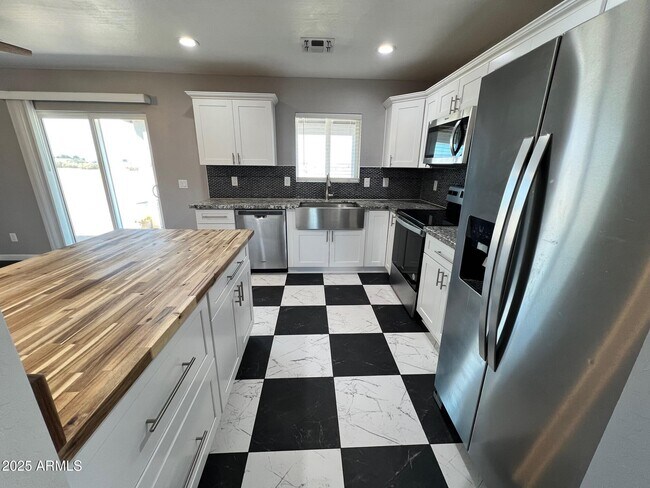 Foto del edificio - 4552 N Loring Rd