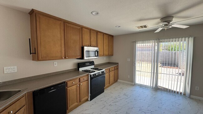 Foto del edificio - Master Bedroom downstairs NW Great Home