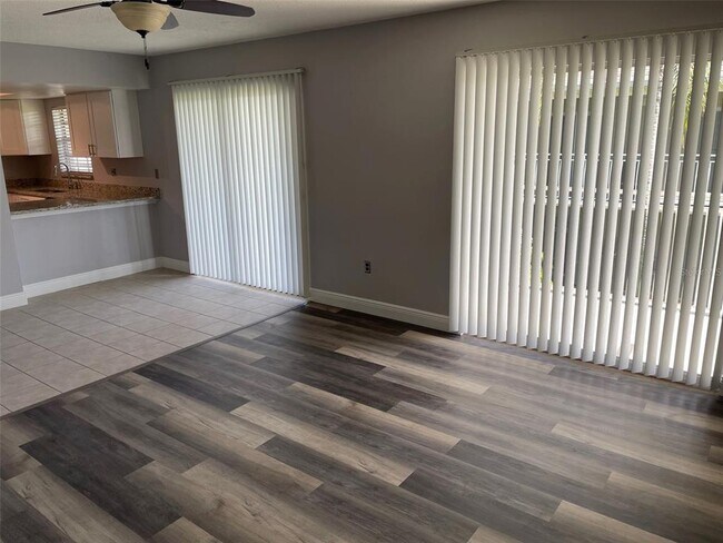 Building Photo - 8812 Bay Pointe Dr